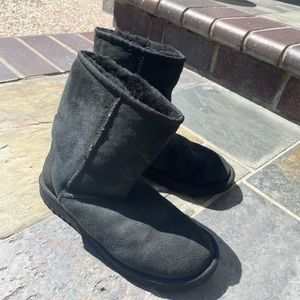 Ugg classic short in black: size Women’s 6!